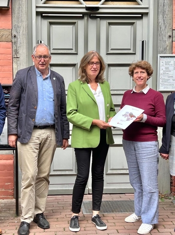 Landesbeauftragte Beckmann überreicht der Stadt Hitzacker den Förderbescheid