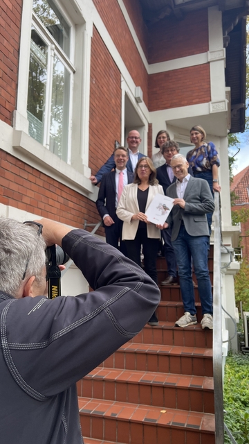 Landesbeauftragte Karin Beckmann überreicht die Mittelteilung zum Programmjahr 2025 der Stadt Zeven