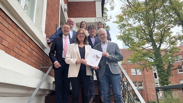 Landesbeauftragte Karin Beckmann überreicht die Mittelteilung zum Programmjahr 2025 der Stadt Zeven