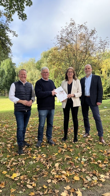 Landesbeauftragte Karin Beckmann überreicht Bürgermeister Diedrich Höyns und Samtgemeindebürgermeister Jörn Keller den Förderbescheid
