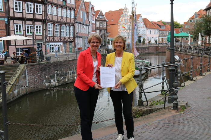 Monika Scherf überreichte den Aufnahmebescheid an Bürgermeisterin Silvia Nieber.