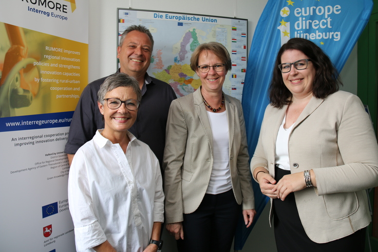 Die Europa-Abgeordnete Lena Düpont (r.) informierte sich bei ihrem Besuch in Lüneburg über die Arbeit von Europe Direct. Die Landesbeauftragte Monika Scherf sowie Martina Faltin und Arian Kuhn (v.r.n.l.) standen Rede und Antwort.