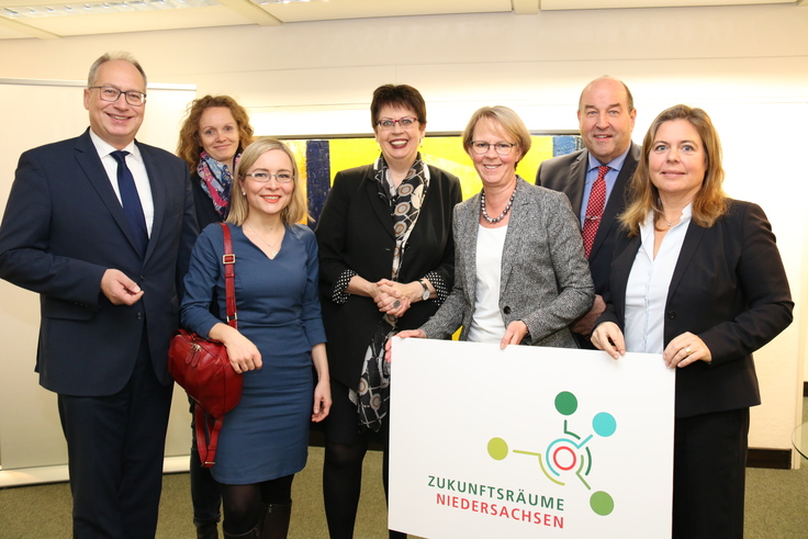 Ministerin Birgit Honé und die Landesbeauftragte Monika Scherf gratulierten der Gemeinde Wurster Nordseeküste.