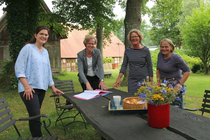 Cornelia Schwanemann und die Landesbeauftragte Monika Scherf freuen sich mit Maria Krewet und Gudrun Schwarz, dass wieder kulturelles Leben nach Wettenbostel kommt.