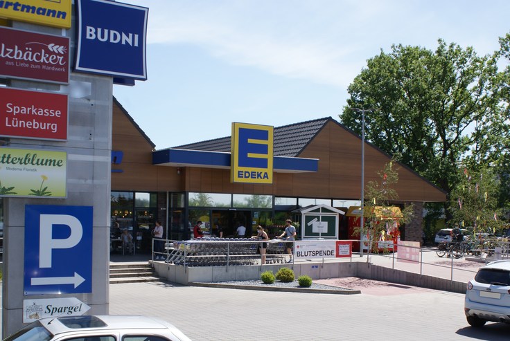 Das Bild zeigt einen Einzelhandelsmarkt im Grundzentrum Barendorf