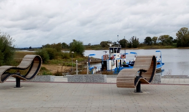 Neue Liegestühle am Bleckeder Hafen