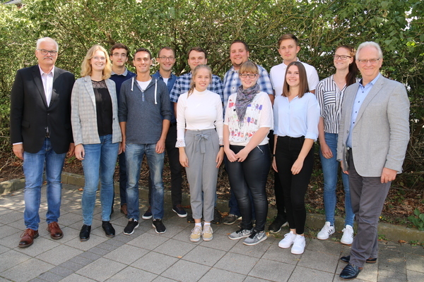 Dezernatsleiter Bernd Beitzel (r.) und Wolfgang Müller (l.) begrüßten die Studenten der Geodäsie