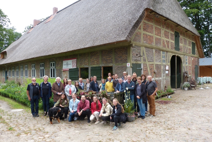 Gruppenfoto vor der Wassermühle Karoxbostel