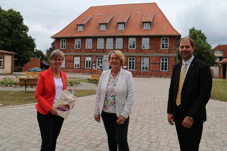 Monika Scherf mit Landwirtschaftsministerin Barbara Otte-Kinast und Bürgermeister Andreas Gehrke.