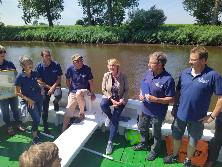 Landwirtschaftsministerin Barbara Otte-Kinast auf einem Boot am Hafen in Gräpel