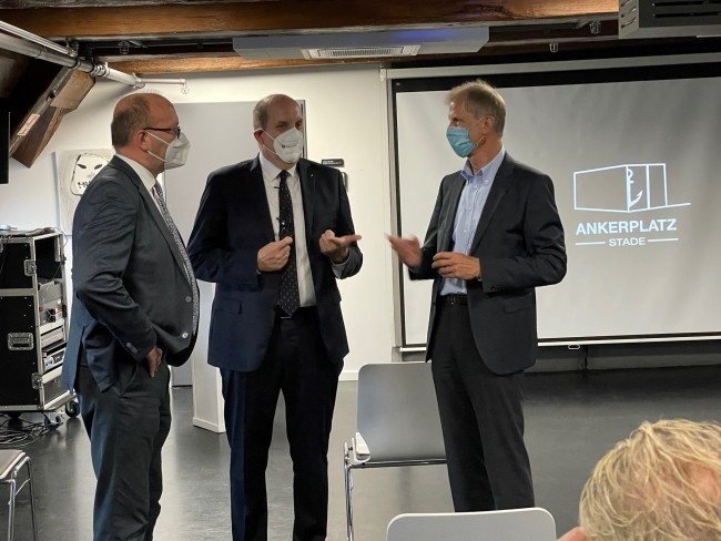 Staatssekretär Matthias Wunderling-Weilbier im Gespräch mit Sönke Harlef (Bürgermeister Stadt Stade) und Harald Ottmar vom ArL Lüneburg.