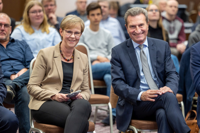 Die Landesbeauftragte Monika Scherf und Günther Oettinger