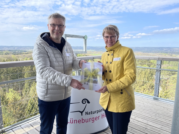 Der Vorsitzende der LEADER-Region Naturpark Lüneburger Heide, Olaf Muus, übergibt die Bewerbung für die neue Programmrunde an die Landesbeauftragte und Chefin des ArL, Monika Scherf.