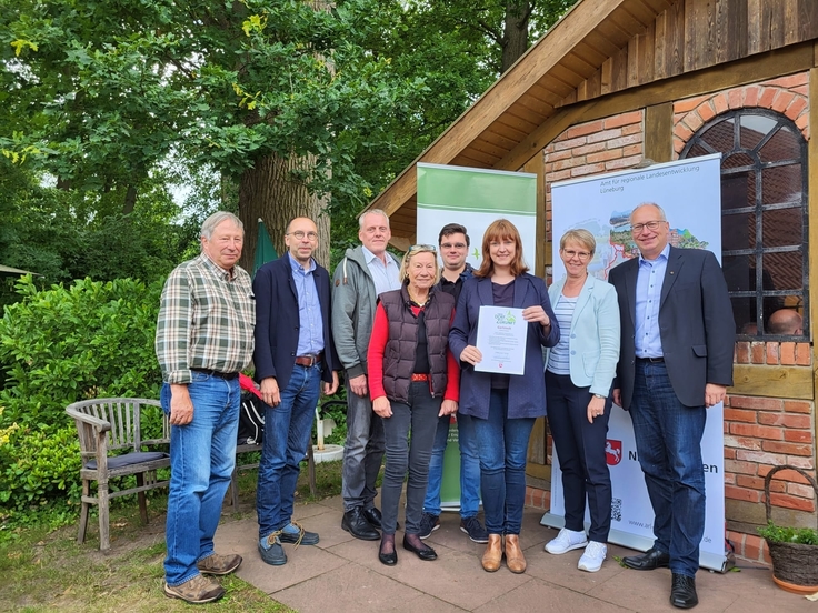 Die Garlstedter*innen rund um Bürgermeisterin Marie Jordan (3.v.r.) mit MdL Axel Miesner (r.) und der Landesbeauftragten Monika Scherf (2.v.r.).