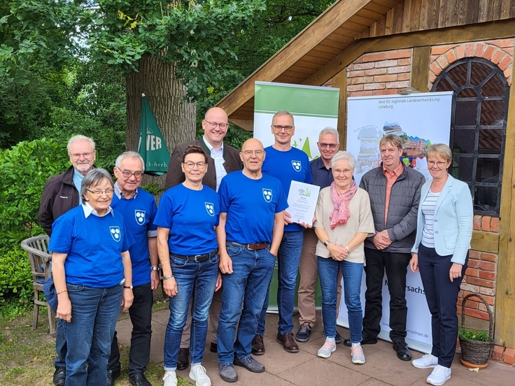 Die T-Shirts für den Wettbewerb sind gedruckt: Rhade ist mit Bürgermeister und MdL Dr. Marco Mohrmann (5.v.l.) und Olaf Wendelken als 2. Stv. BM, (7.v.l.) vorbereitet. Die Landesbeauftragte Monika Scherf, (r.) gratulierte.