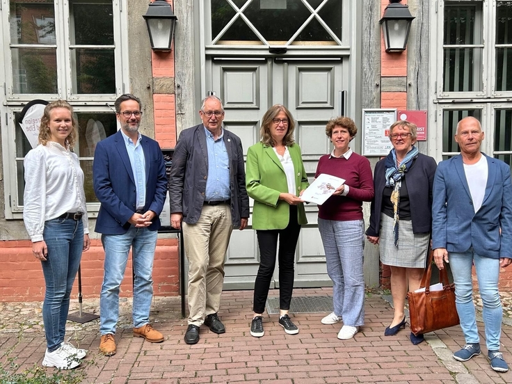 Landesbeauftragte Beckmann überreicht der Stadt Hitzacker den Förderbescheid