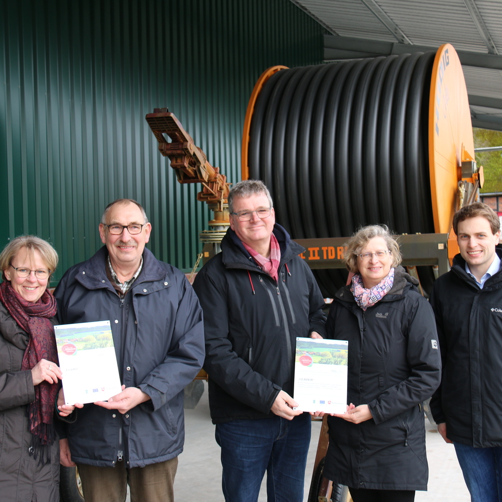 Die Landesbeauftragte Monika Scherf (l.) überreichte die Förderbescheide an die Beregnungsverbände. Auch Johannes Heuer vom Bauernverband Nordostniedersachsen (r.) schaute sich das Projekt an.