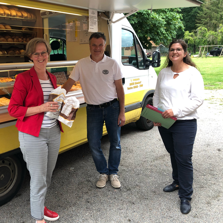 Monika Scherf und Cornelia Schwanemann vom Amt für regionale Landesentwicklung trafen Bäcker Georg Oetzmann an seinem mobilen Verkaufsstand