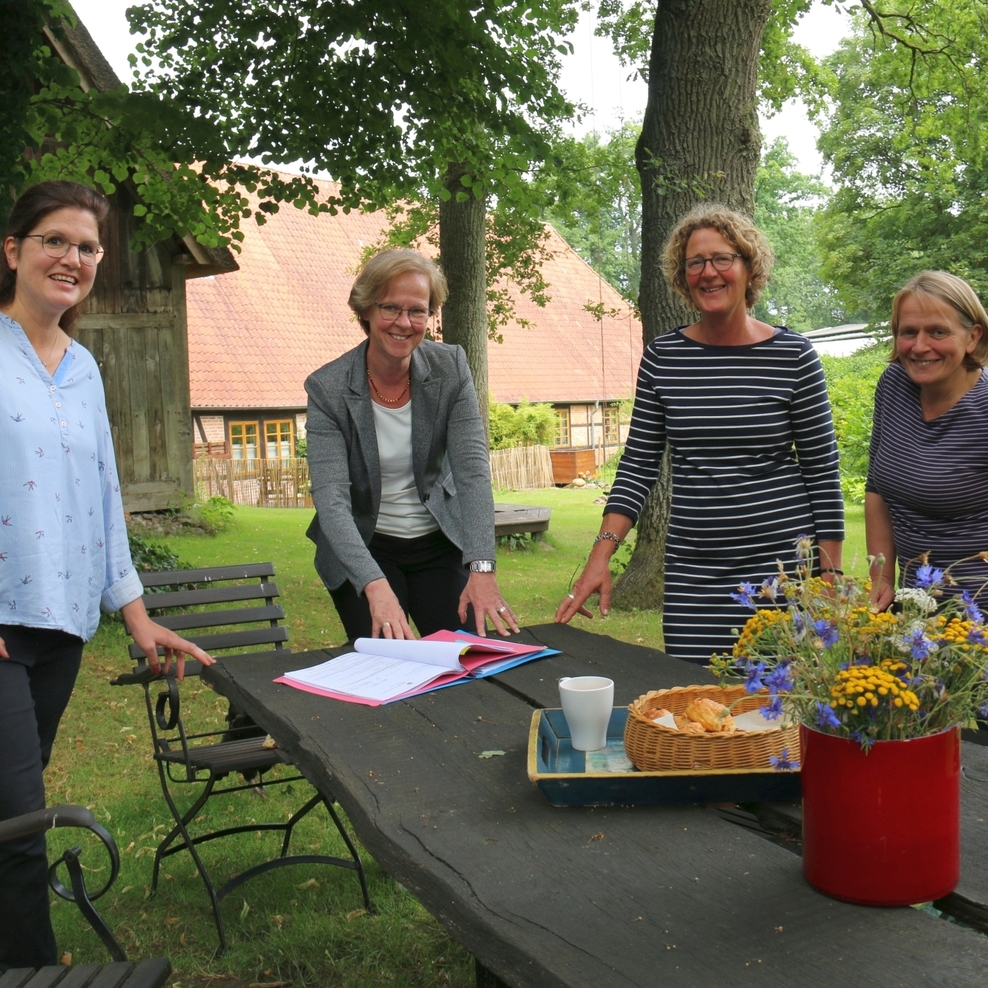 Cornelia Schwanemann und die Landesbeauftragte Monika Scherf freuen sich mit Maria Krewet und Gudrun Schwarz, dass wieder kulturelles Leben nach Wettenbostel kommt.