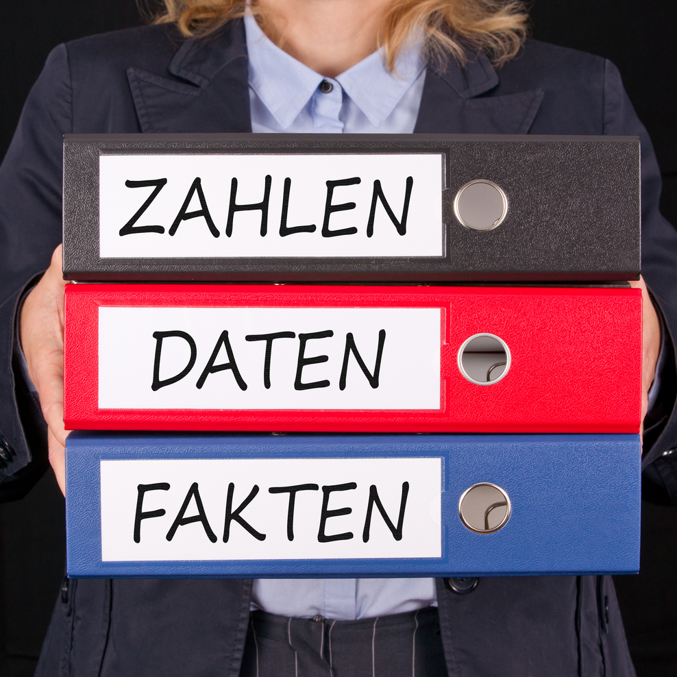 Ordner mit der Aufschrift Zahlen, Daten, Fakten