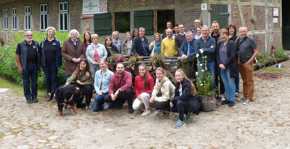 Gruppenfoto vor der Wassermühle Karoxbostel