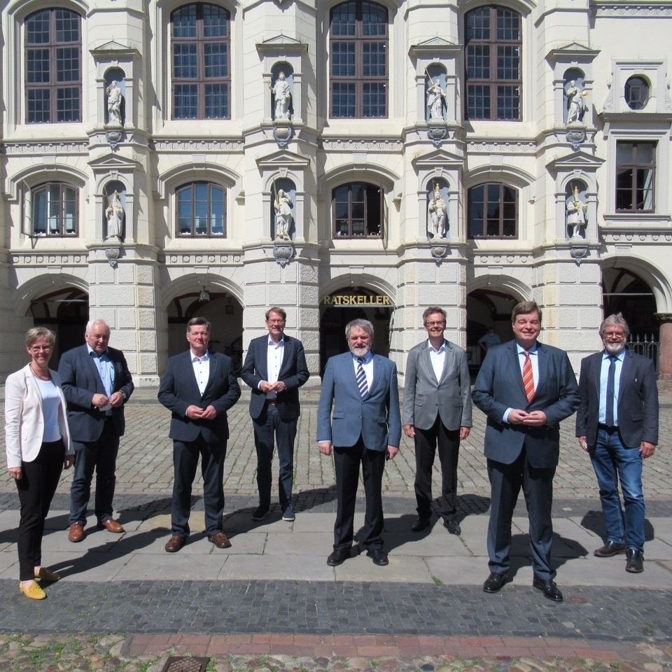 Gruppenfoto vor dem Rathaus