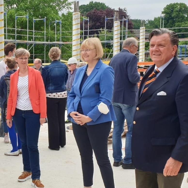Monika Scherf, Andrea Schröder-Ehlers und Uwe Dorendorf bei der Grundsteinlegung