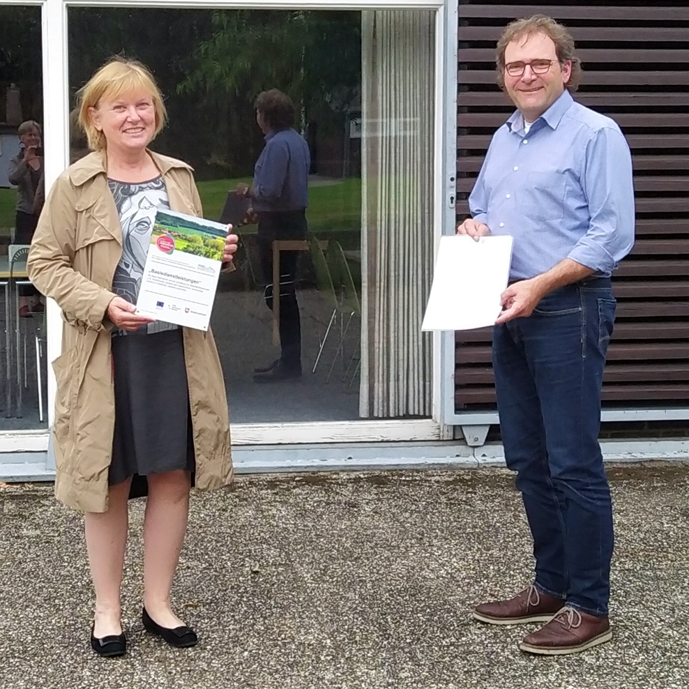 Lienhard Varoga aus der Geschäftsstelle Bremerhaven des Amtes für regionale Landesentwicklung überreichte einen Förderbescheid an Superintendentin Susanne Wendorf-von Blumröder.