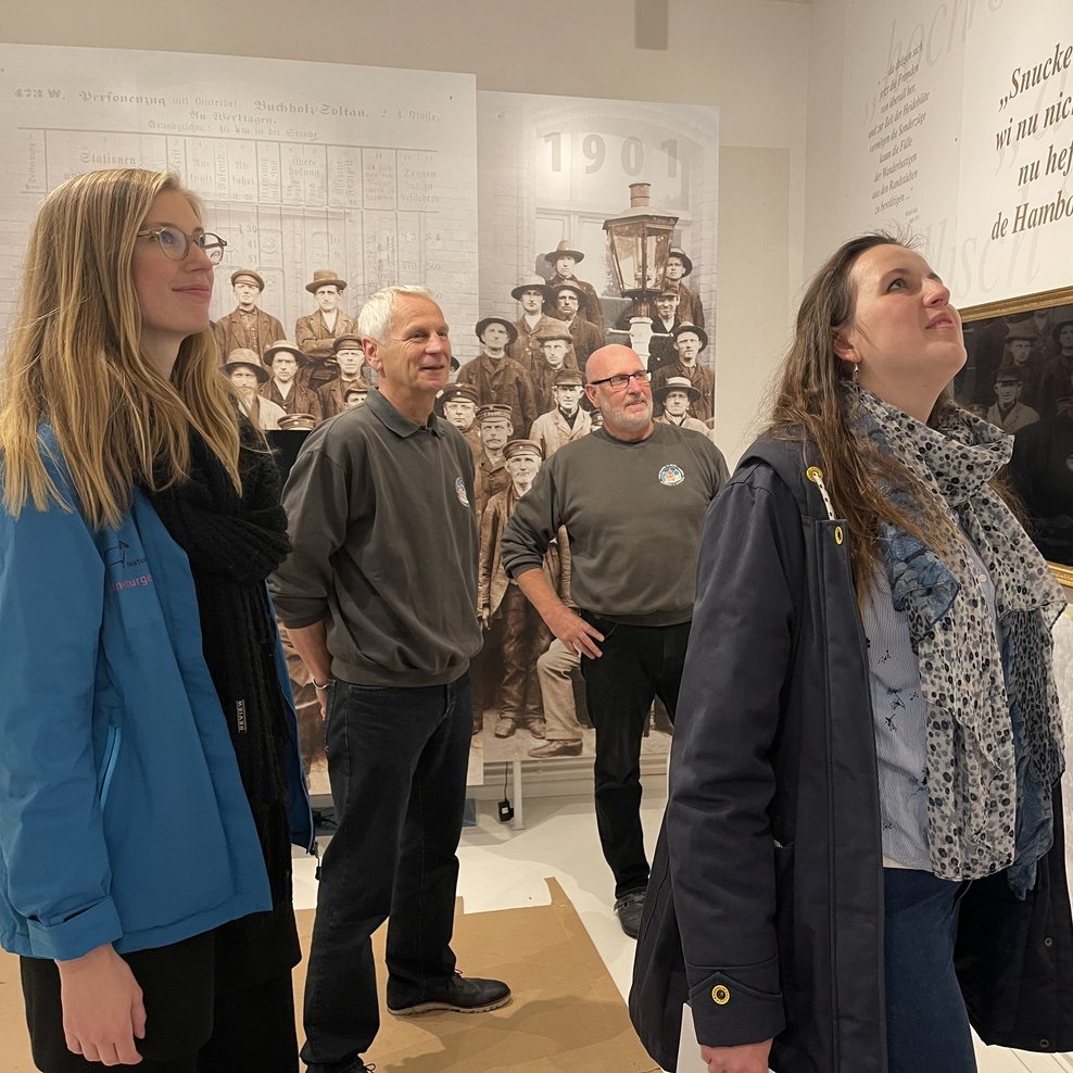 Lina Dening von der Naturparkregion Lüneburger Heide (l.) und Martina Fetter vom Amt für regionale Landesentwicklung Lüneburg (r.) schauten sich erste Teile der neuen Dauerausstellung schon einmal an.