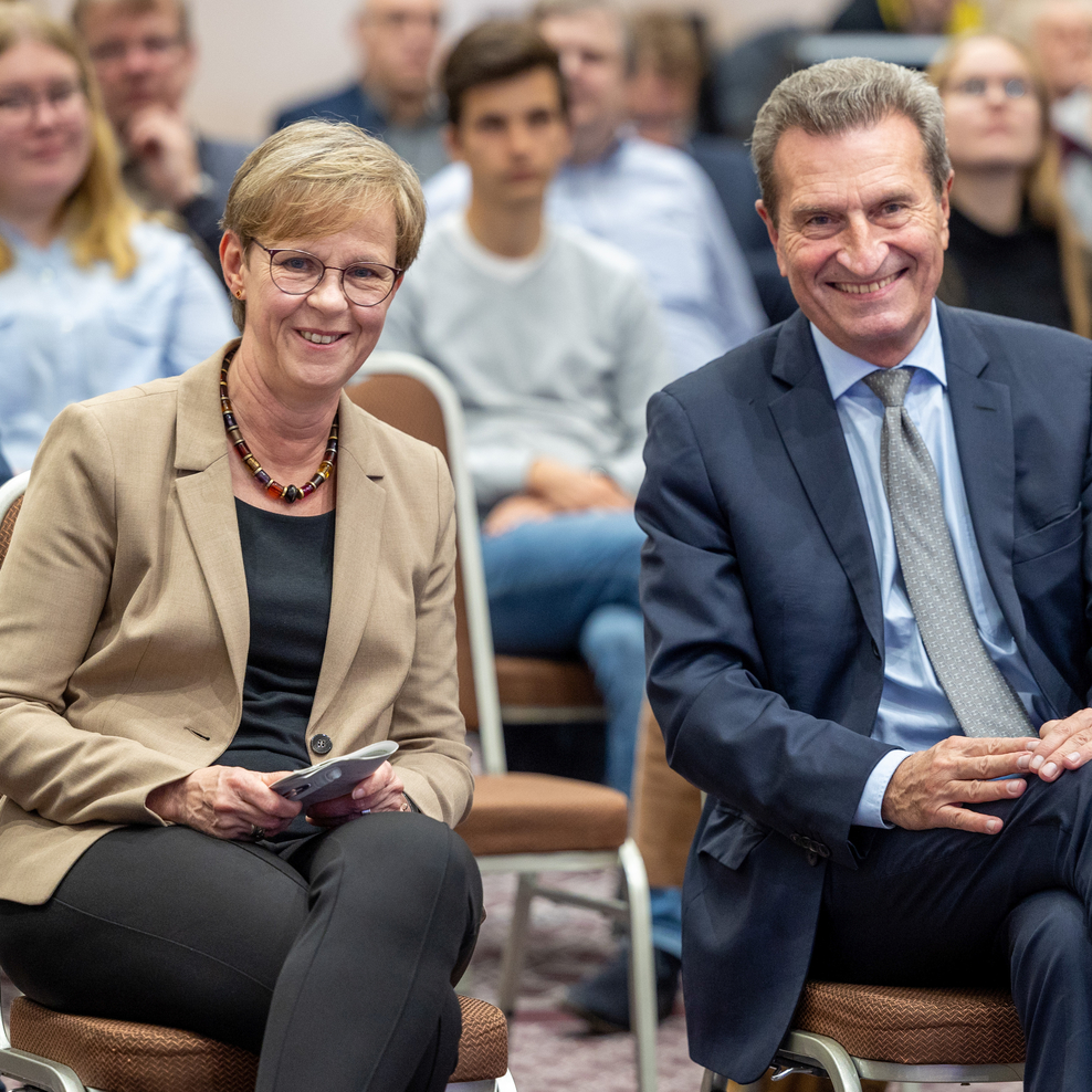 Landesbeauftragte Monika Scherf und Günther Oettinger