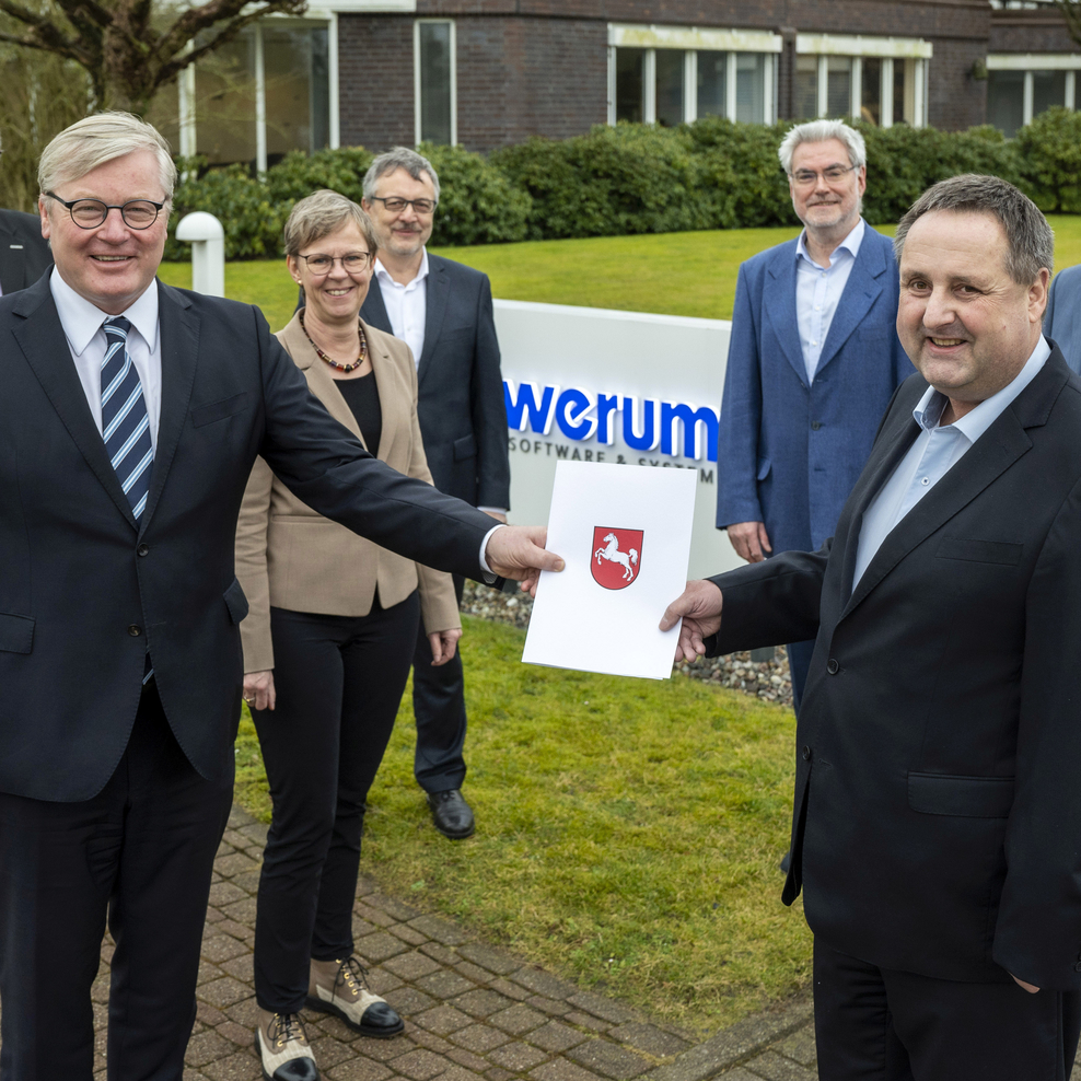 Minister Dr. Bernd Althusmann übergab den Bescheid an Werum-Chef Christian Sommer