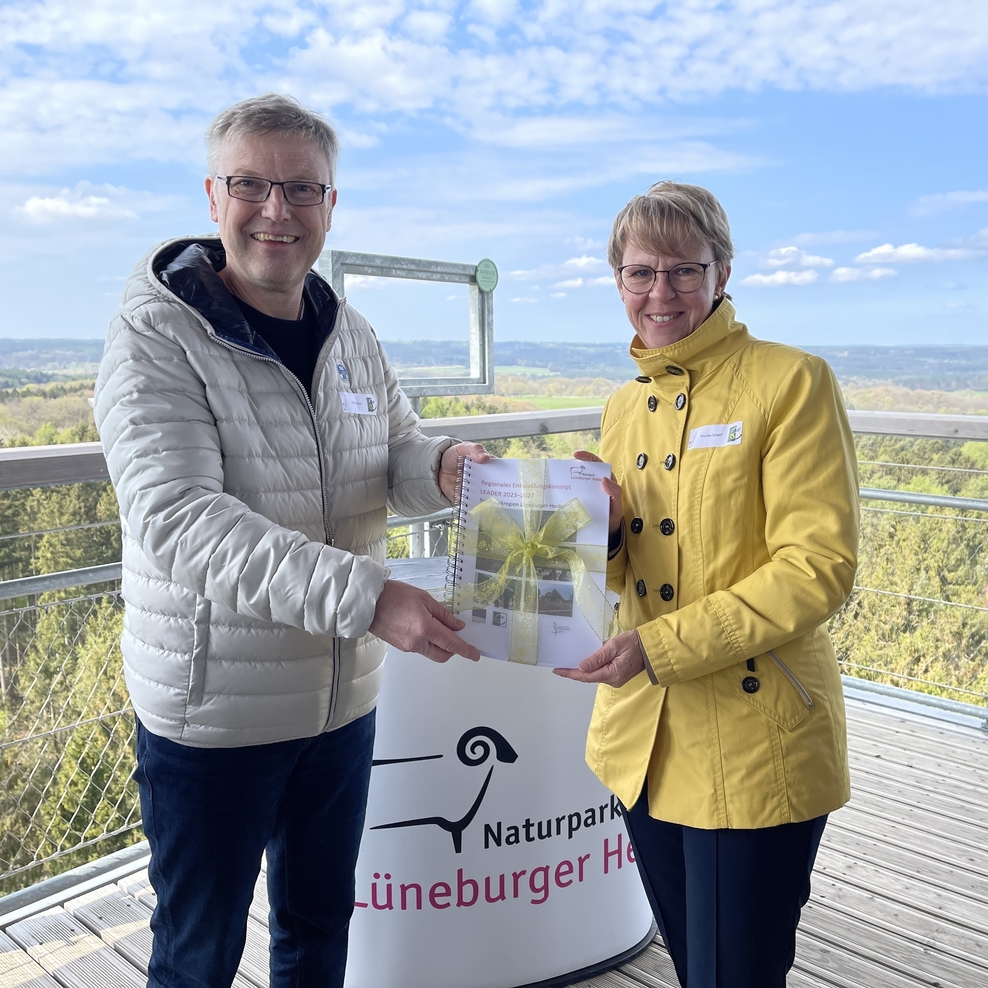 Der Vorsitzende der LEADER-Region Naturpark Lüneburger Heide, Olaf Muus, übergibt die Bewerbung für die neue Programmrunde an die Landesbeauftragte und Chefin des ArL, Monika Scherf.