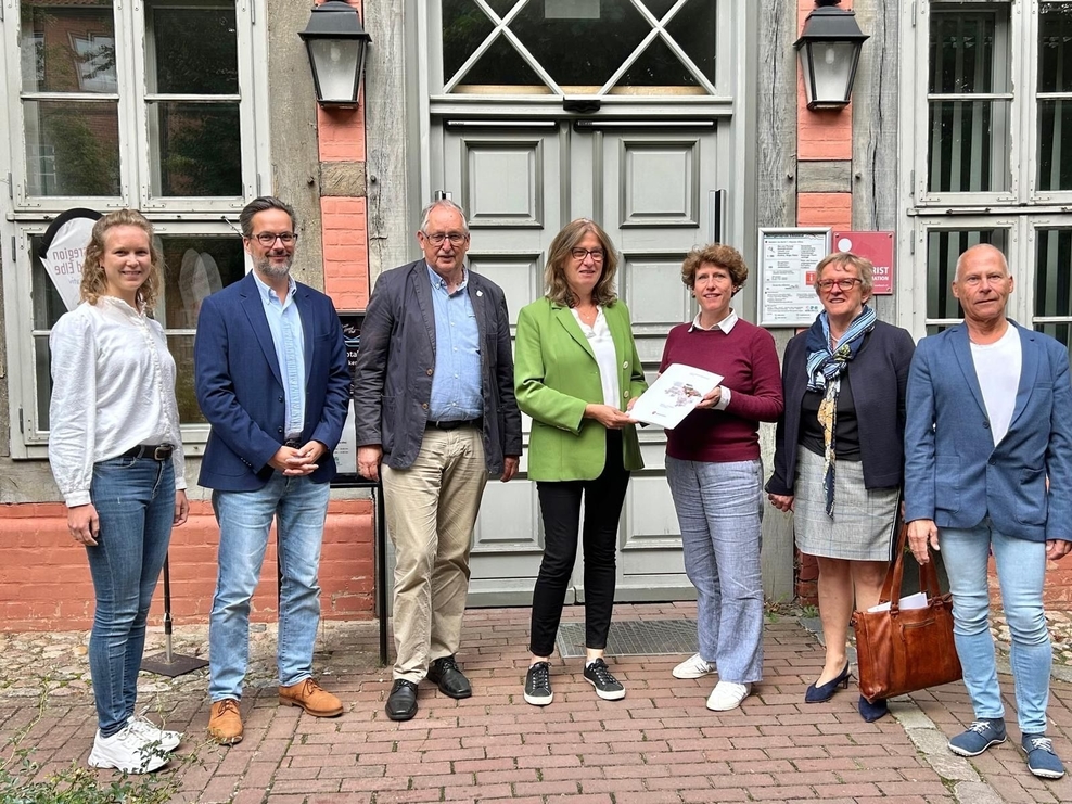 Landesbeauftragte Beckmann überreicht der Stadt Hitzacker den Förderbescheid