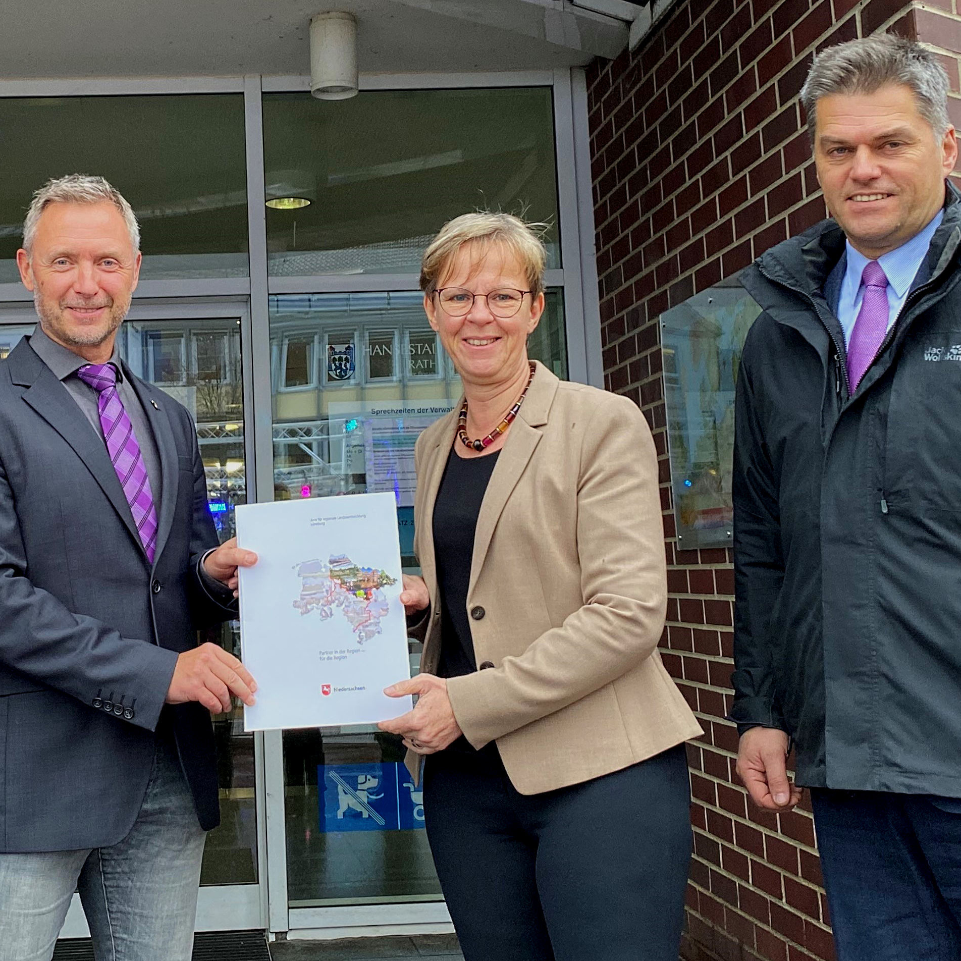Monika Scherf (2.v.re.), Chefin Amt für regionale Landesentwicklung Lüneburg, überreicht den Förderbescheid an Bürgermeister Jürgen Markwardt (3.v.l.). Mit dabei v.l.: Christine Tietz, Michael Kopske (beide Stadt Uelzen) und Jörg Hillmer (MdL).