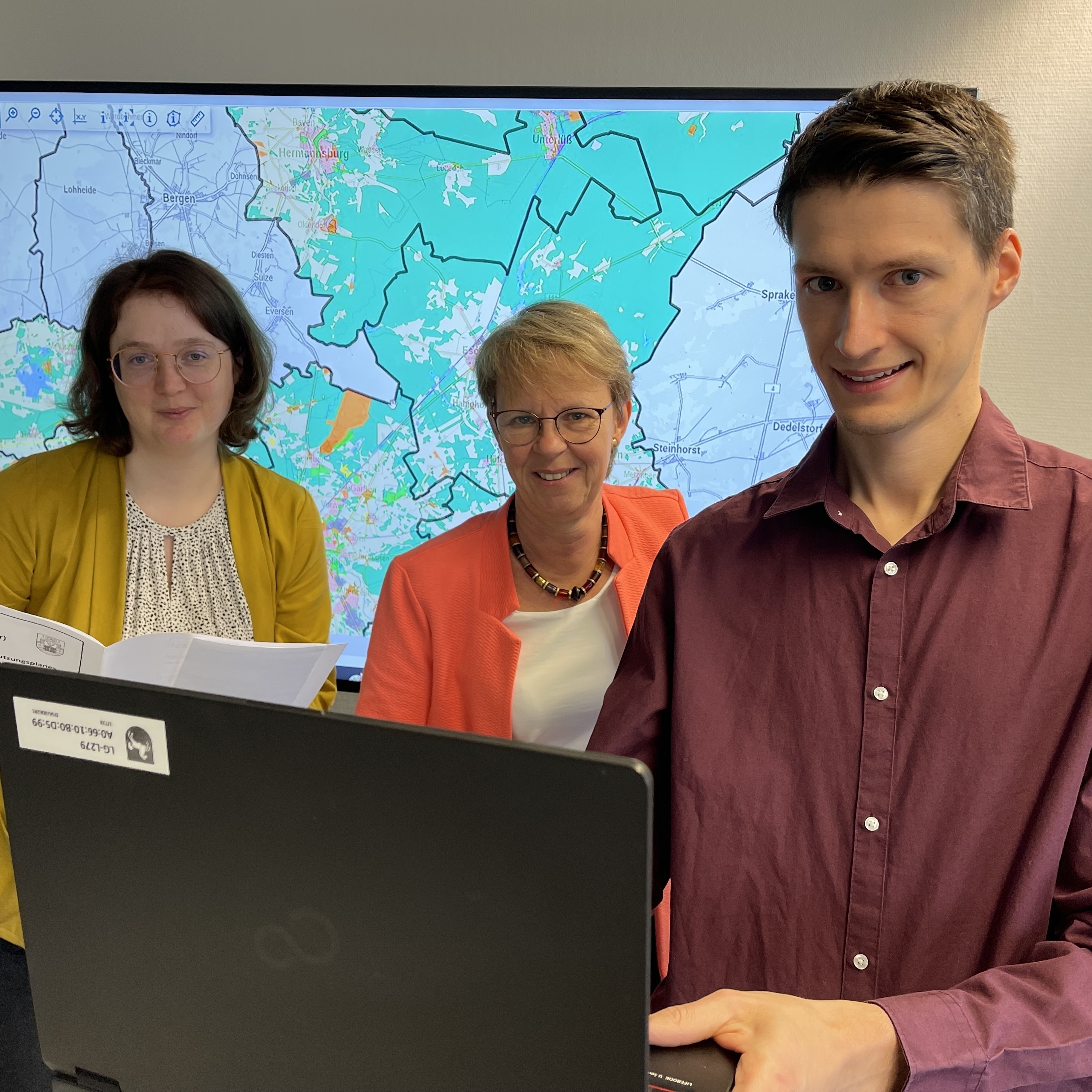 Sind sehr zufrieden, dass das Projekt „Plan Digital“ bei den Kommunen auf so großes Interesse gestoßen ist: Maike Liekefett, Monika Scherf und Tom Weding vom ArL Lüneburg.