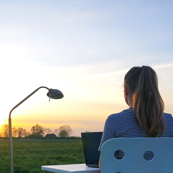Mädchen am Schreibtisch auf dem Feld