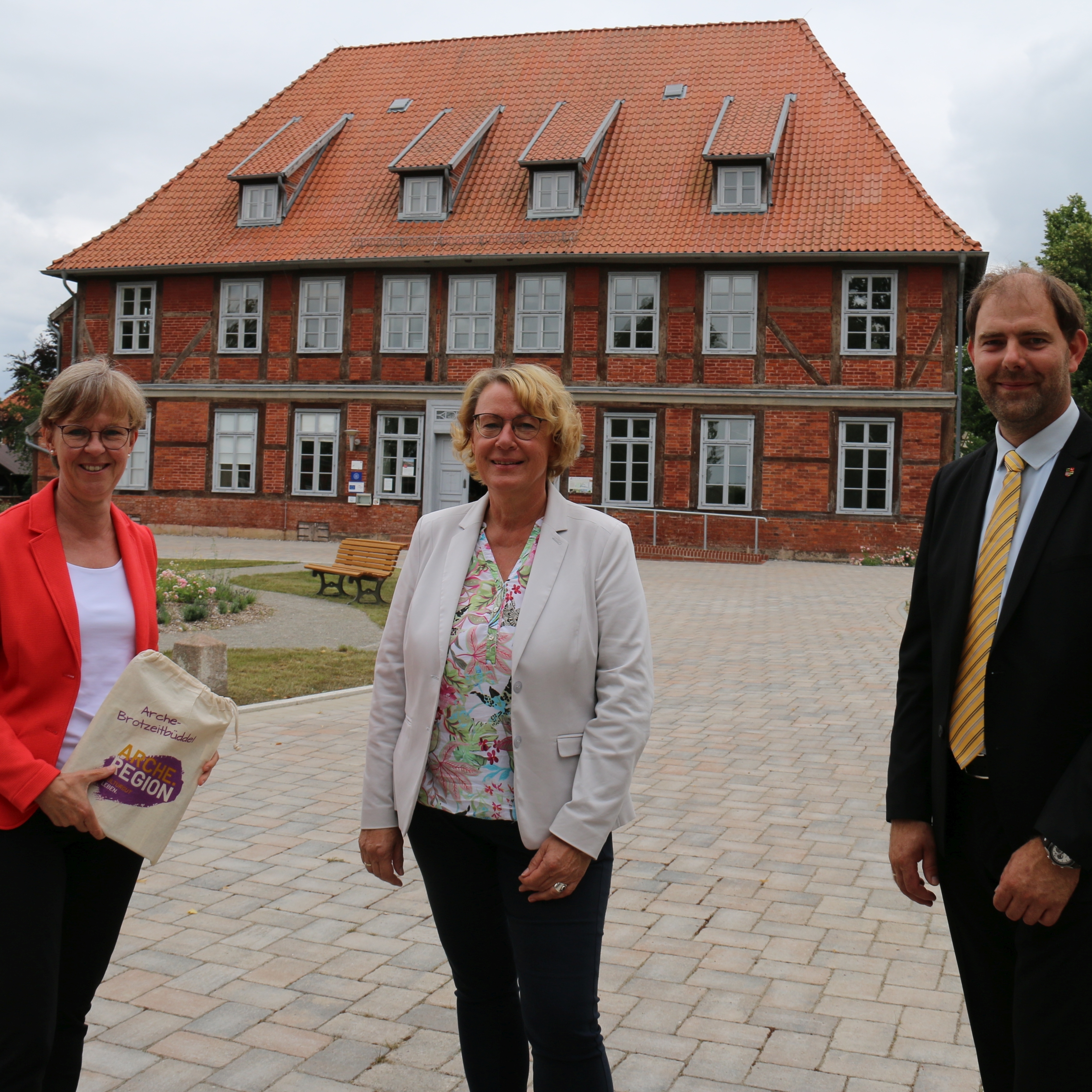 Monika Scherf mit Landwirtschaftsministerin Barbara Otte-Kinast und Bürgermeister Andreas Gehrke.