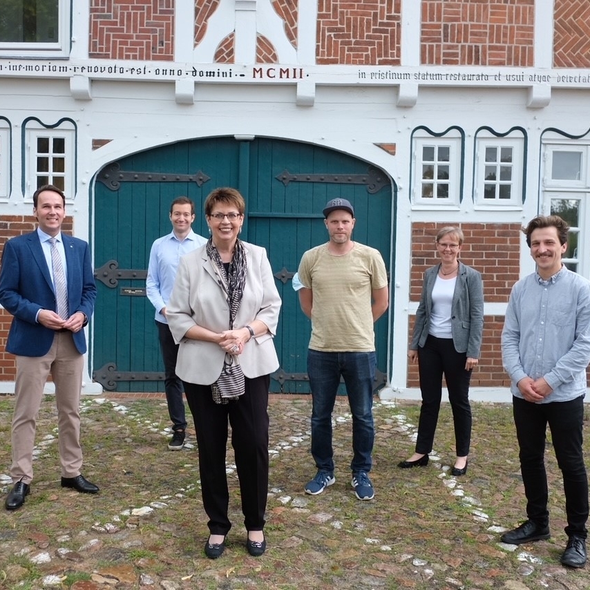 Gruppenfoto vor dem alten Fachwerkhaus - dem zukünftigen CoWorking-Space