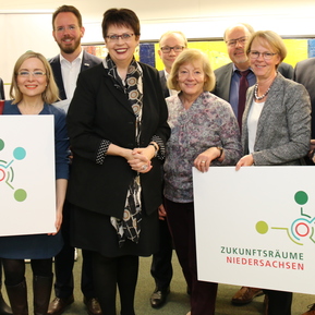 Ministerin Birgit Honé (Mitte) und die Landesbeauftragte Monika Scherf (3.v.r.) gratulierten dem Projekt "AZweiO" und der Gemeinde Wurster Nordseeküste.