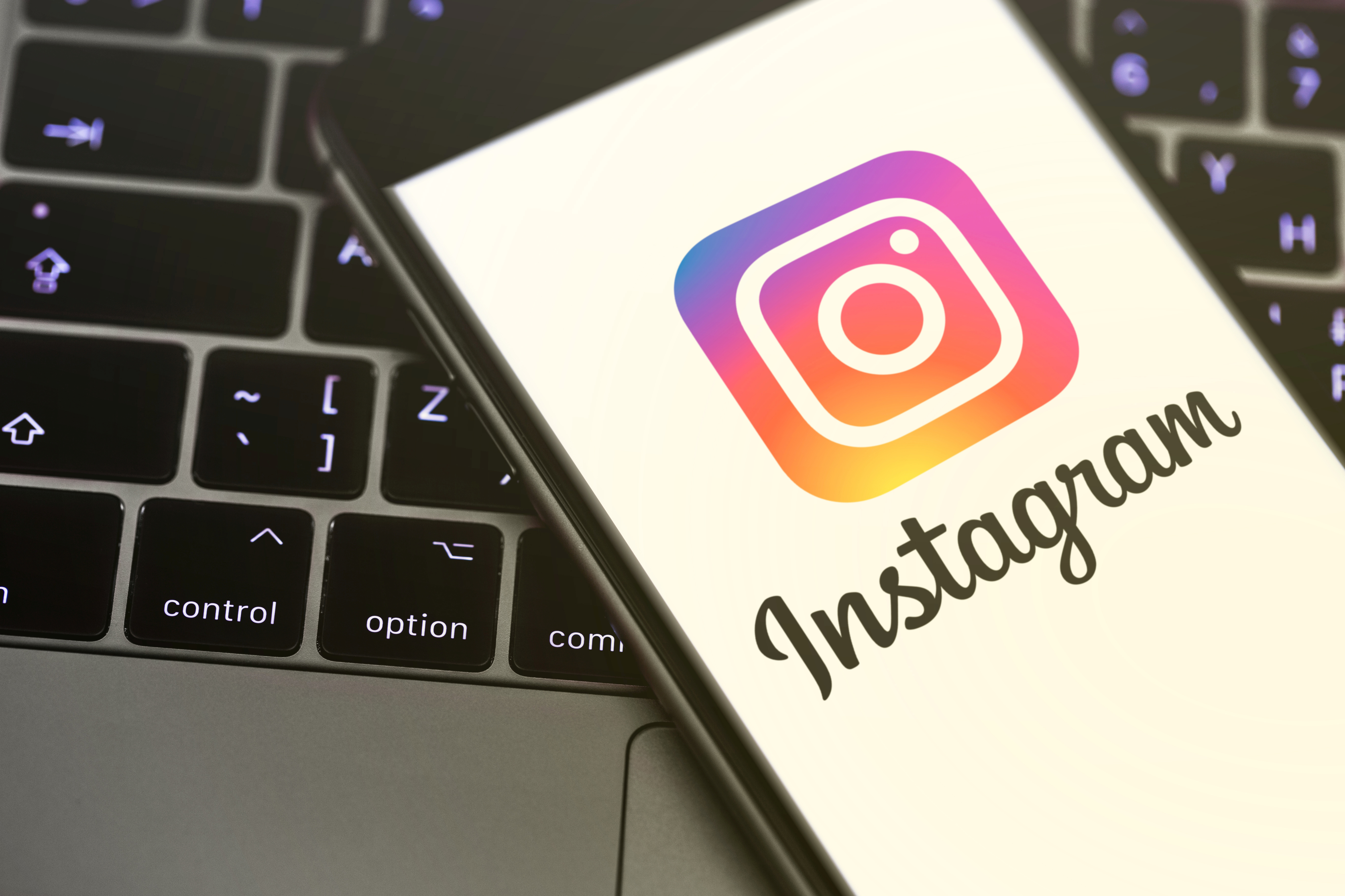 Handy mit Instagram-Logo liegt auf Tastatur